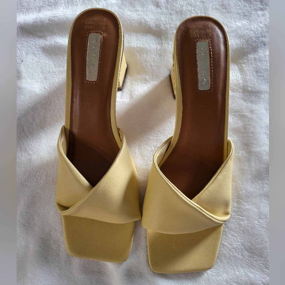 NWT pale yellow sandals
